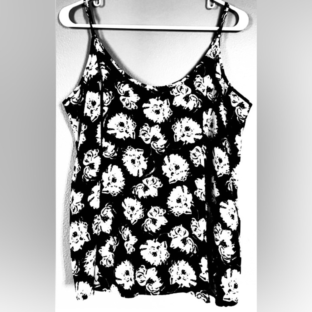 Apt 9 Floral Camisole with Scoop Neckline. New w/o tags. Excellent condition.